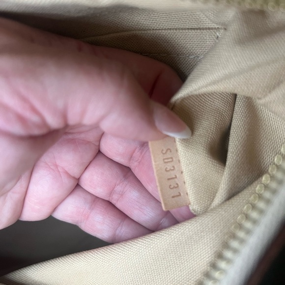 Authentic Louis Vuitton Siracusa PM Crossbody Bag - Picture 4 of 6